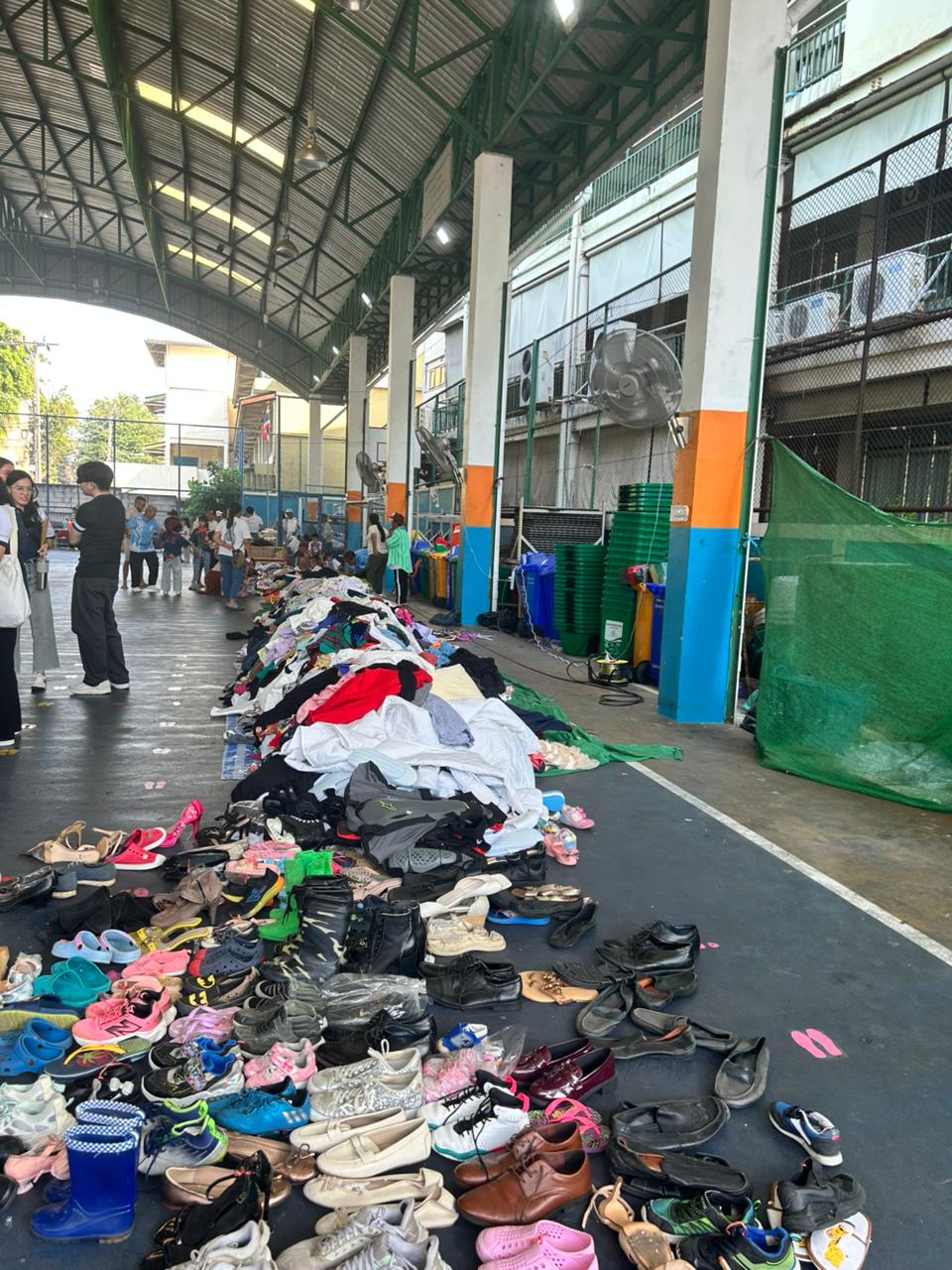 Kleidung und Schuhe für die Gemeinschaft