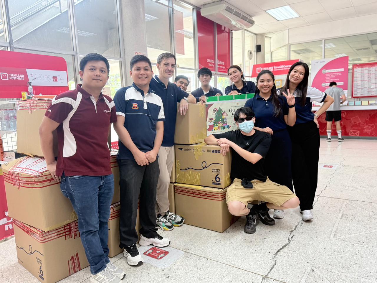 Das Team bereitet Spendenpakete bei Thailand Post vor