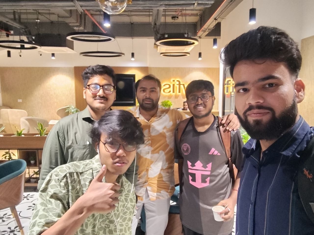 Das Mewayz-Team in Indien in der Bürolounge